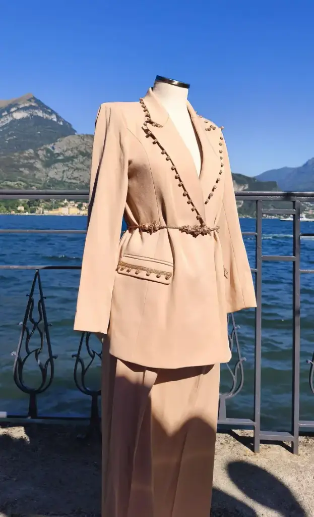 Completo con pantalone "Almas"